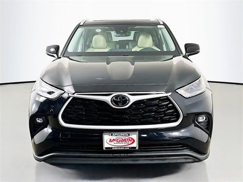 Used 2022 Toyota Highlander XLE image 19