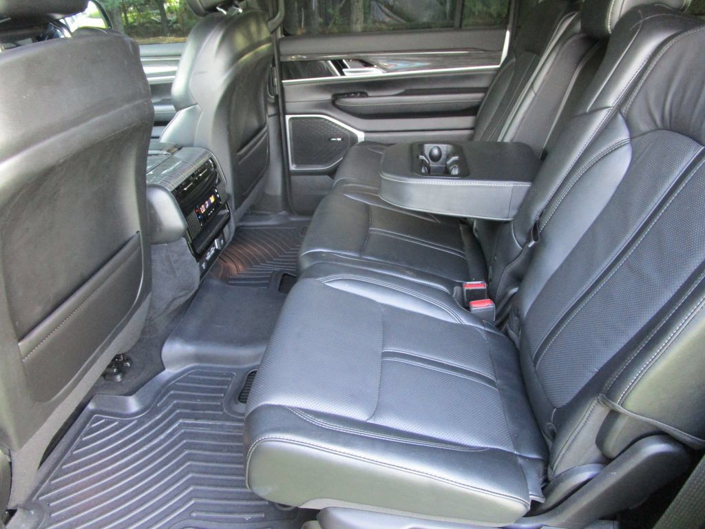 Used 2022 Jeep Wagoneer Series III AWD/4WD image 18