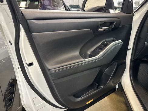 Used 2023 Toyota Highlander XLE image 7