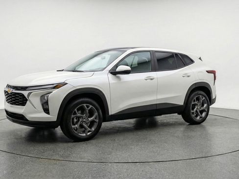 Used 2025 Chevrolet Trax LT image 3