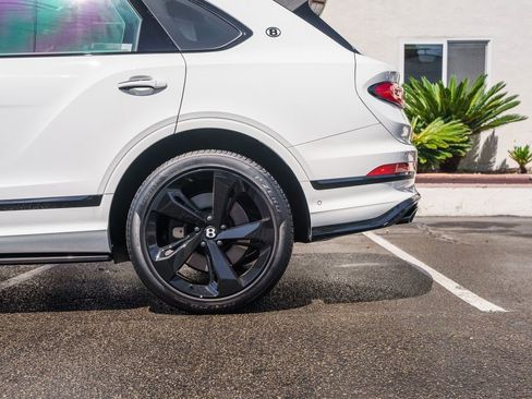 Used 2025 Bentley Bentayga Extended Wheelbase AWD/4WD image 38