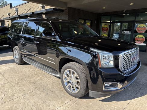 Used 2017 GMC Yukon XL Denali w/ Open Road Package AWD/4WD image 4