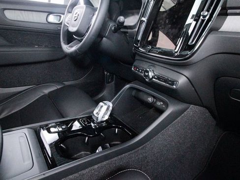 Certified 2025 Volvo XC40 B5 Plus image 22