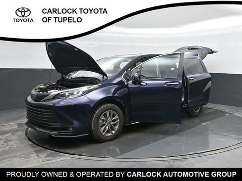 Used 2025 Toyota Sienna XLE image 53