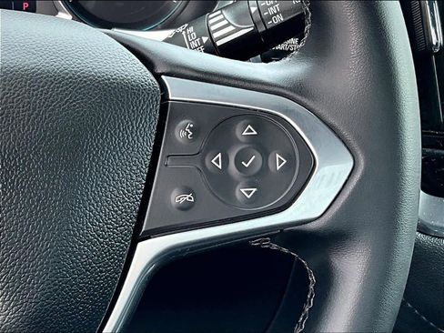 Used 2023 Chevrolet Traverse LT image 25