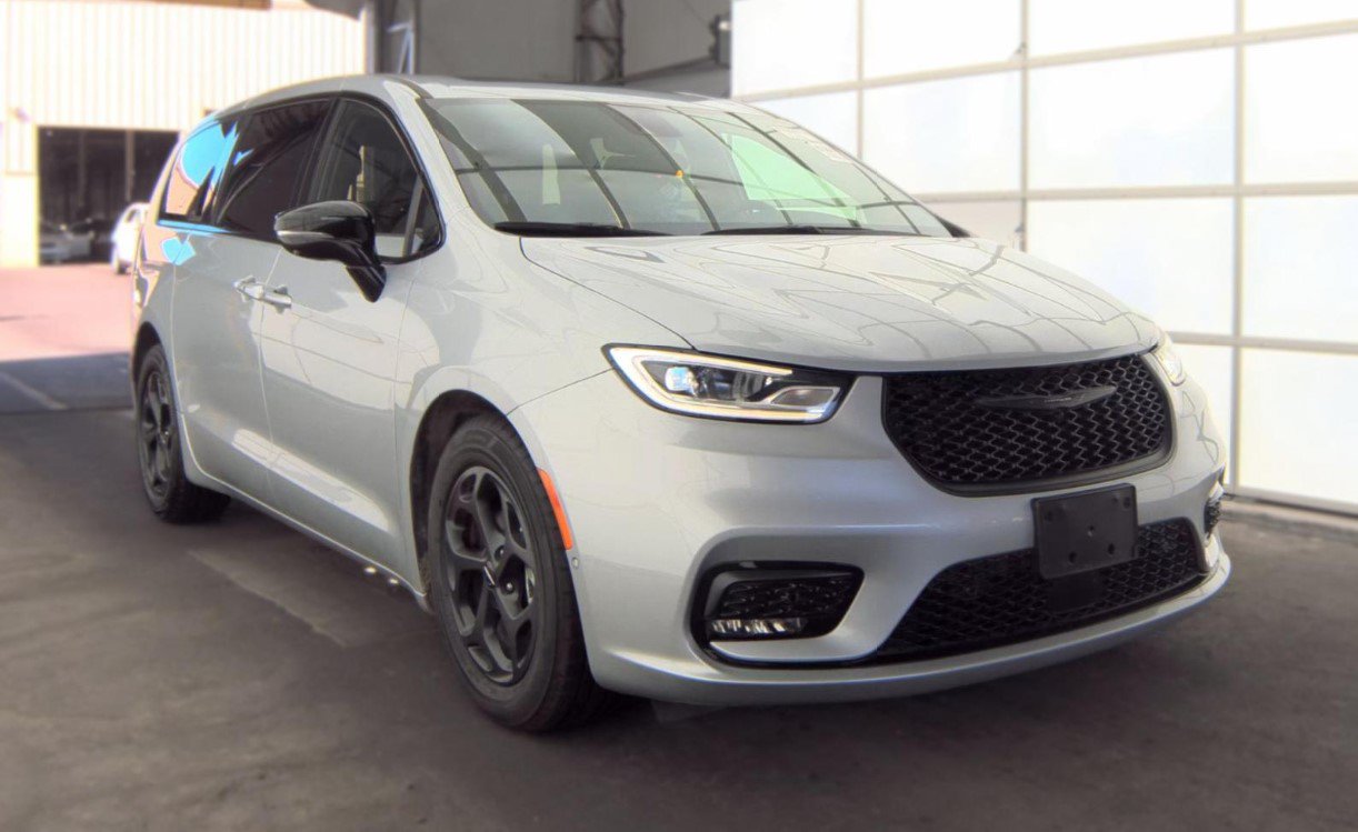 Used 2023 Chrysler Pacifica Limited w/ S Appearance Package FWD image 2