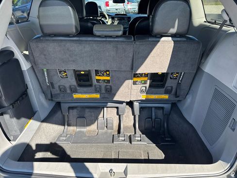Used 2012 Toyota Sienna SE image 15
