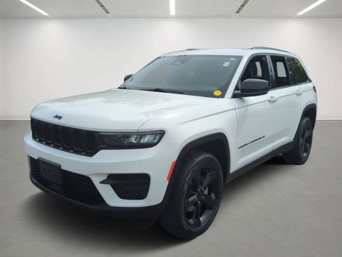 Used 2023 Jeep Grand Cherokee Altitude AWD/4WD image 2