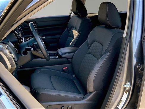 Used 2024 Nissan Pathfinder SV image 15