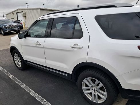Used 2018 Ford Explorer XLT w/ Equipment Group 202A image 8