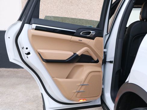 Used 2016 Porsche Cayenne image 25