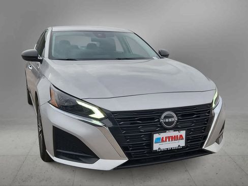 Used 2024 Nissan Altima 2.5 SV FWD image 3