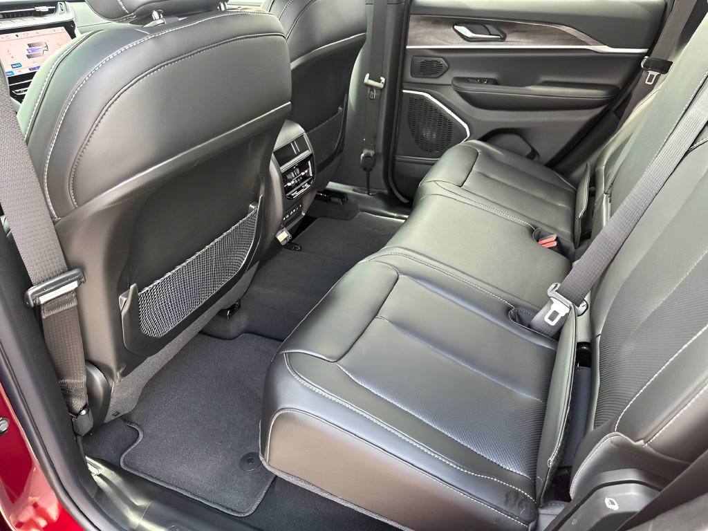 New 2026 Jeep Grand Cherokee Limited w/ Luxury Tech Group II RWD image 20