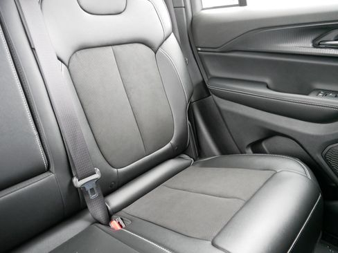 Used 2024 Jeep Grand Cherokee Altitude image 14