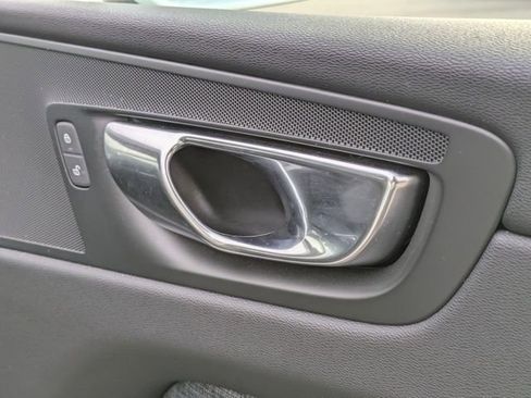 Used 2022 Volvo XC60 B5 Momentum image 32