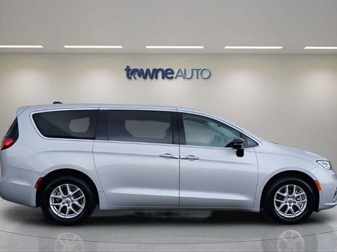 Used 2024 Chrysler Pacifica Touring-L image 6