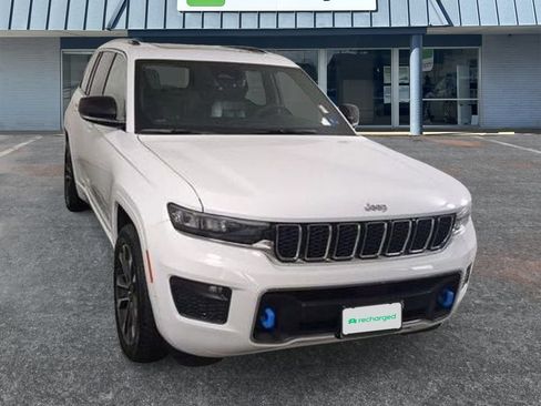 Used 2022 Jeep Grand Cherokee Overland w/ Luxury Tech Group IV AWD/4WD image 7