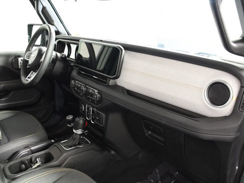 Used 2025 Jeep Wrangler Unlimited Sahara AWD/4WD image 19