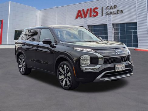 Used 2025 Mitsubishi Outlander SE image 3