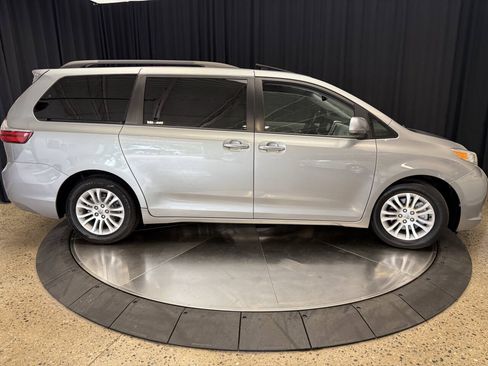 Used 2015 Toyota Sienna XLE w/ XLE Navigation Package FWD image 8