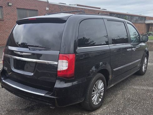 Used 2016 Chrysler Town & Country Touring-L FWD image 6