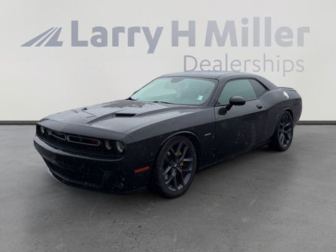 Used 2018 Dodge Challenger R/T RWD image 1