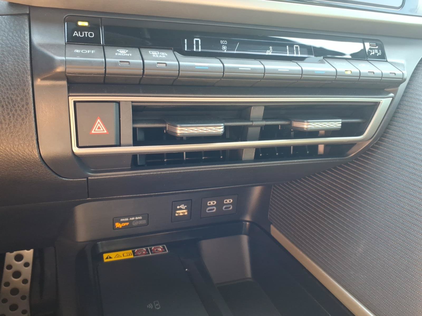 Used 2026 Toyota Camry Hybrid FWD image 19