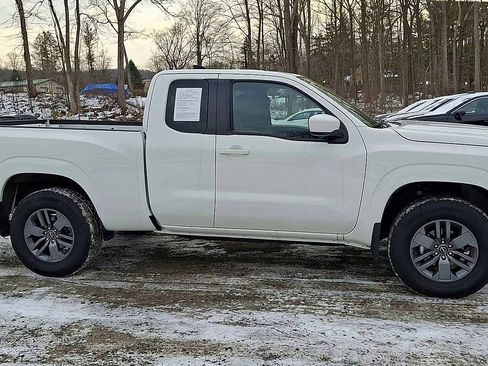 Used 2025 Nissan Frontier SV image 9