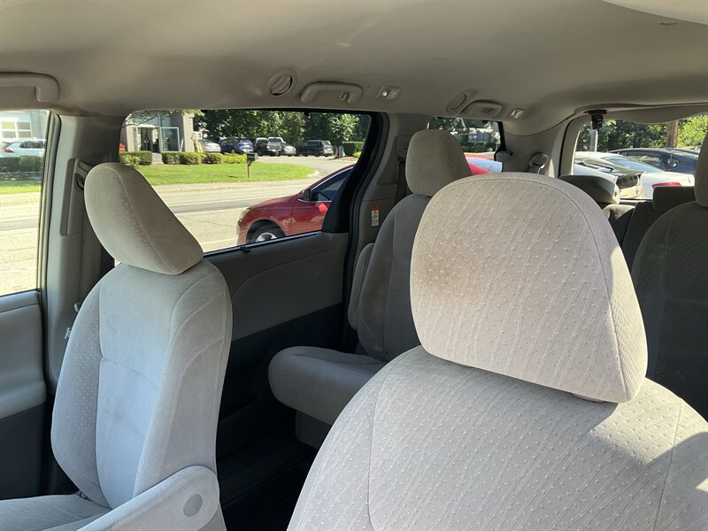 Used 2017 Toyota Sienna LE AWD/4WD image 22