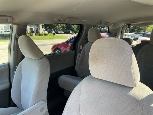 Used 2017 Toyota Sienna LE AWD/4WD image 22