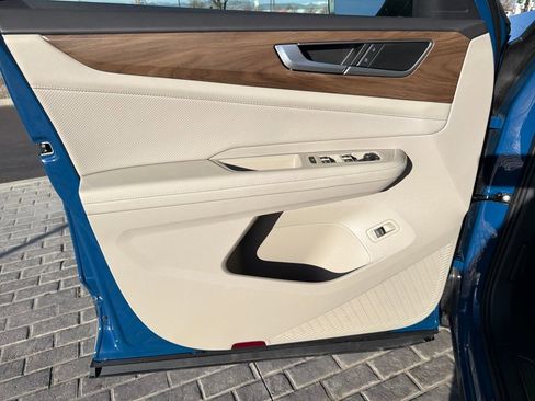 Certified 2025 Volkswagen Atlas SE image 12