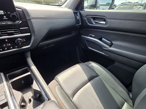 Used 2024 Nissan Pathfinder SL FWD image 13