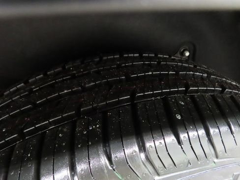 Used 2018 Toyota Highlander XLE image 32