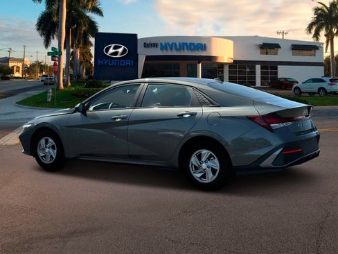 New 2025 Hyundai Elantra SE image 4