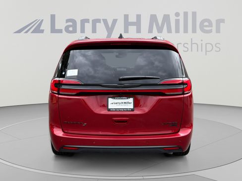 New 2026 Chrysler Pacifica Limited w/ S Appearance Package AWD/4WD image 4