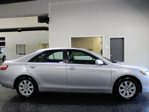 Used 2008 Toyota Camry XLE FWD image 2