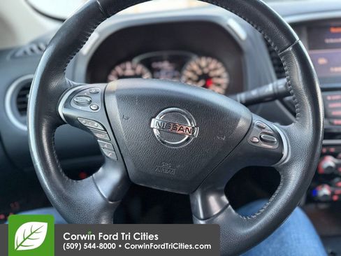 Used 2018 Nissan Pathfinder SV image 2