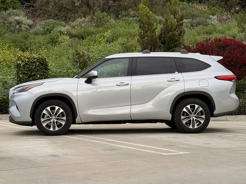Used 2022 Toyota Highlander XLE image 6