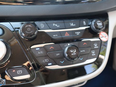 Used 2024 Chrysler Pacifica Touring-L FWD image 20