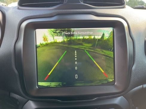 Used 2023 Jeep Renegade Latitude image 17