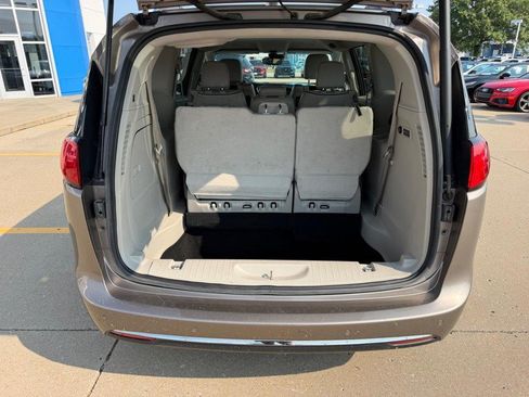Used 2018 Chrysler Pacifica Limited w/ Advanced Safetytec Group FWD image 4