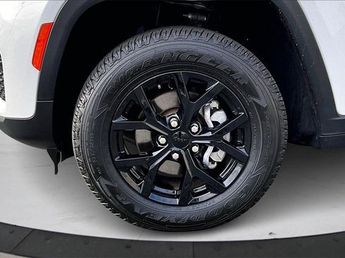 Used 2024 Jeep Grand Cherokee Altitude image 31