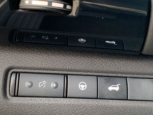 Used 2025 Nissan Pathfinder SV image 24