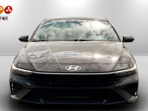 Used 2024 Hyundai Elantra SE image 3