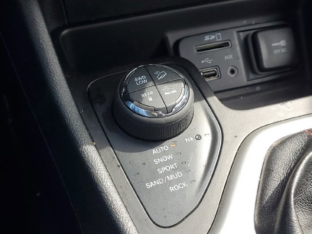 Used 2016 Jeep Cherokee Trailhawk w/ Cold Weather Group AWD/4WD image 26