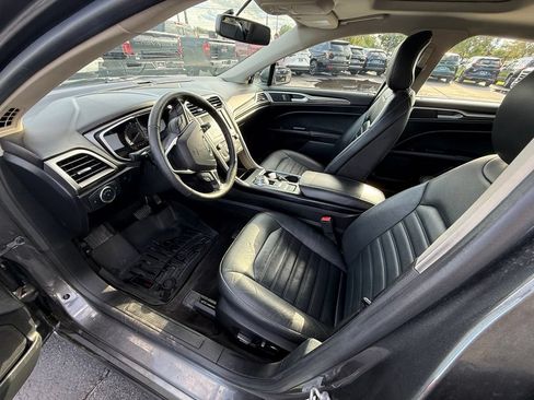 Used 2018 Ford Fusion SE w/ Fusion SE Technology Package FWD image 8