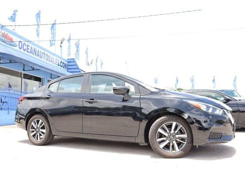 Used 2021 Nissan Versa SV image 4