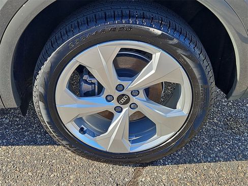 Certified 2025 Audi Q5 2.0T Premium Plus image 8