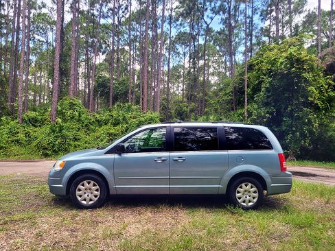 Used 2009 Chrysler Town & Country LX w/ Entertainment Group #1 image 7