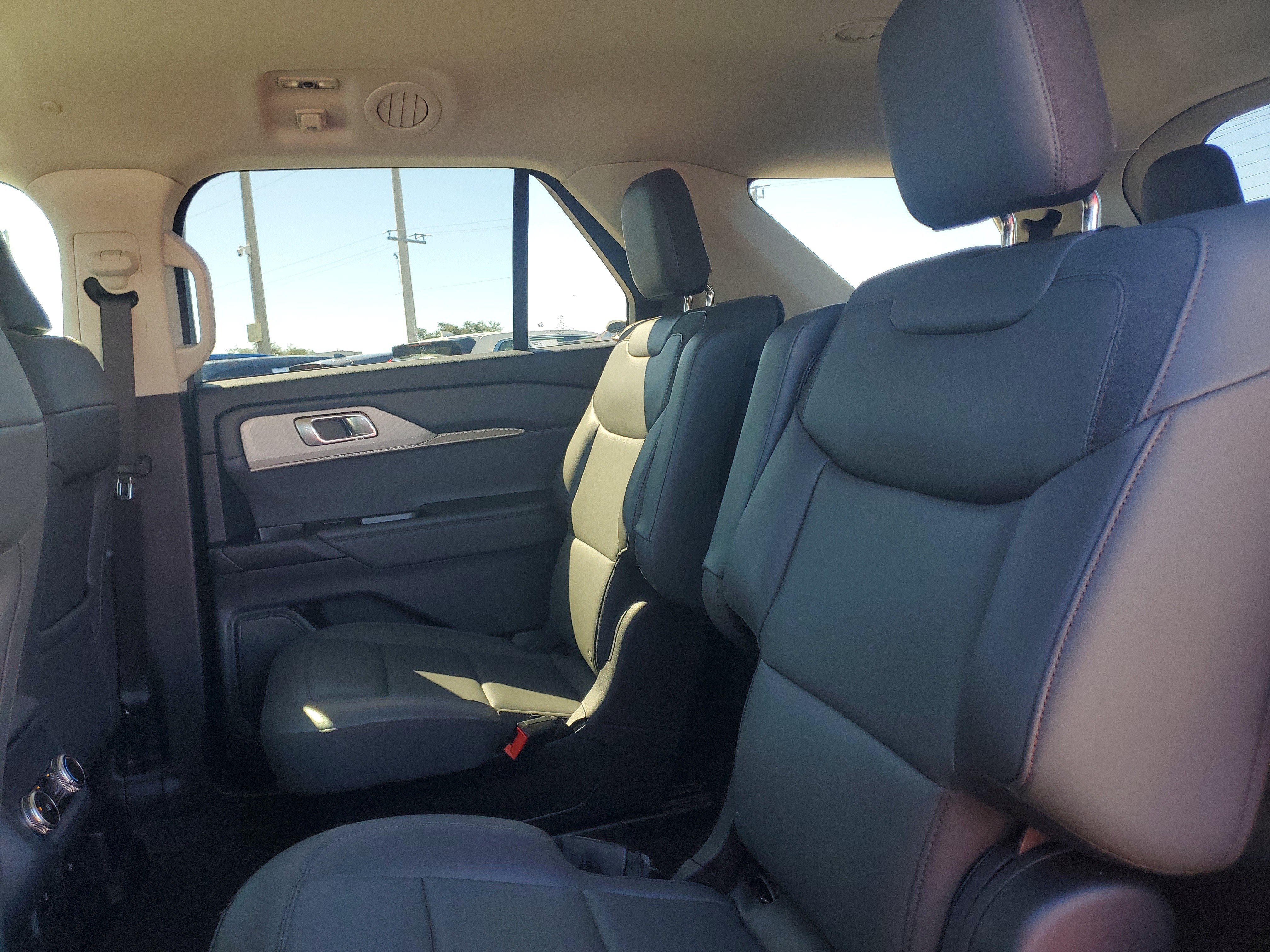 Used 2026 Ford Explorer Active w/ Active Comfort Package RWD image 12